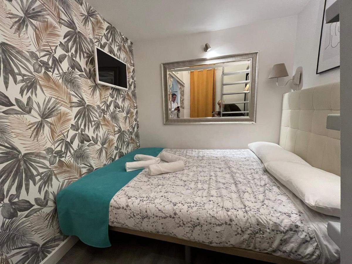 Carlos close the plaza mayor Madrid Exterior foto