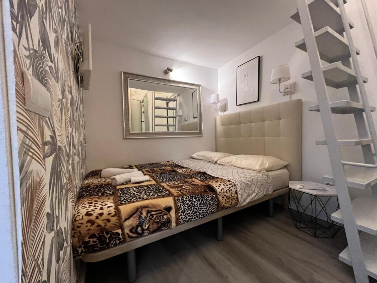 Carlos close the plaza mayor Madrid Exterior foto